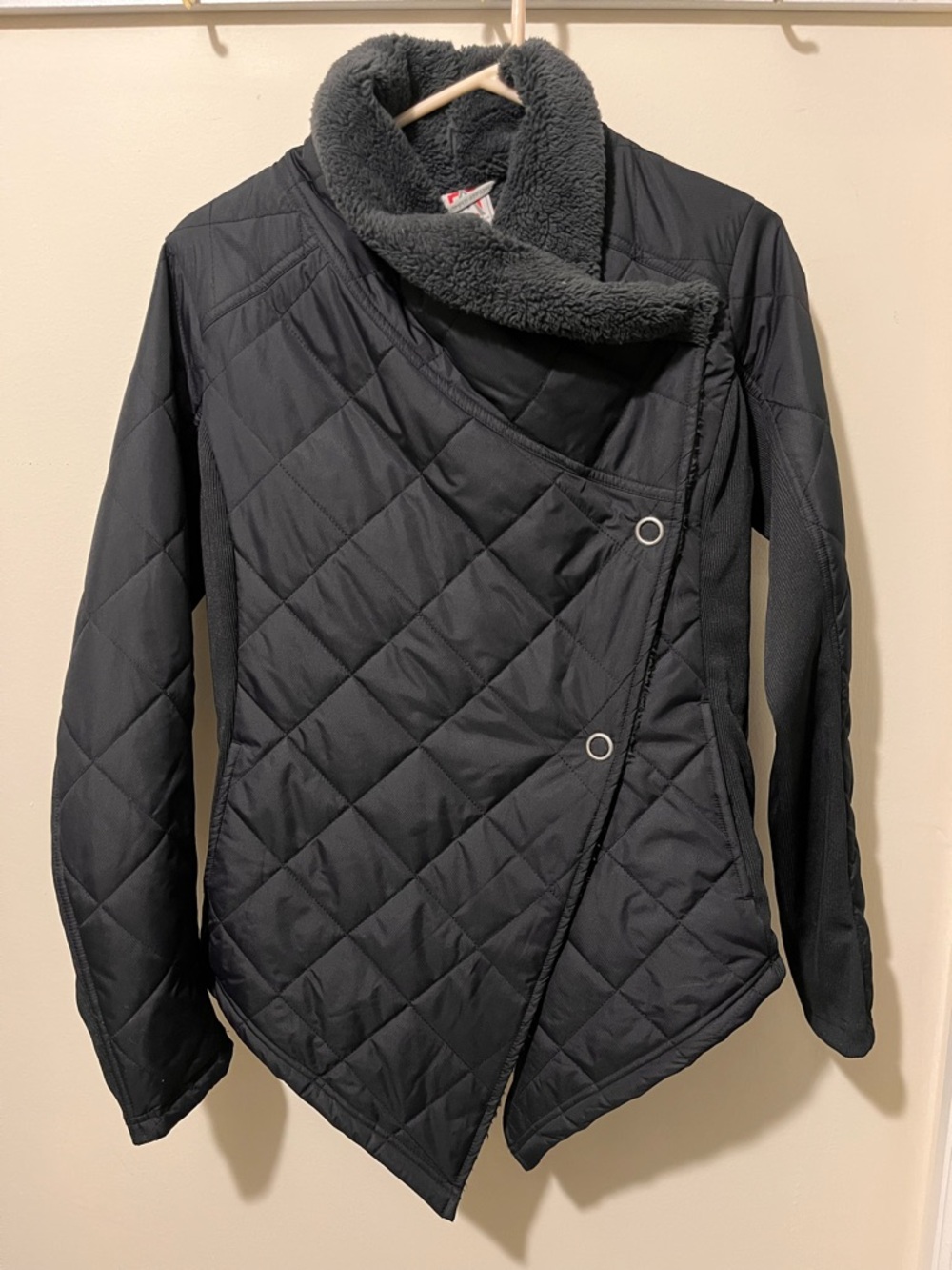 Women’s Asymmetric Quilted Jacket Sherpa lined - Black